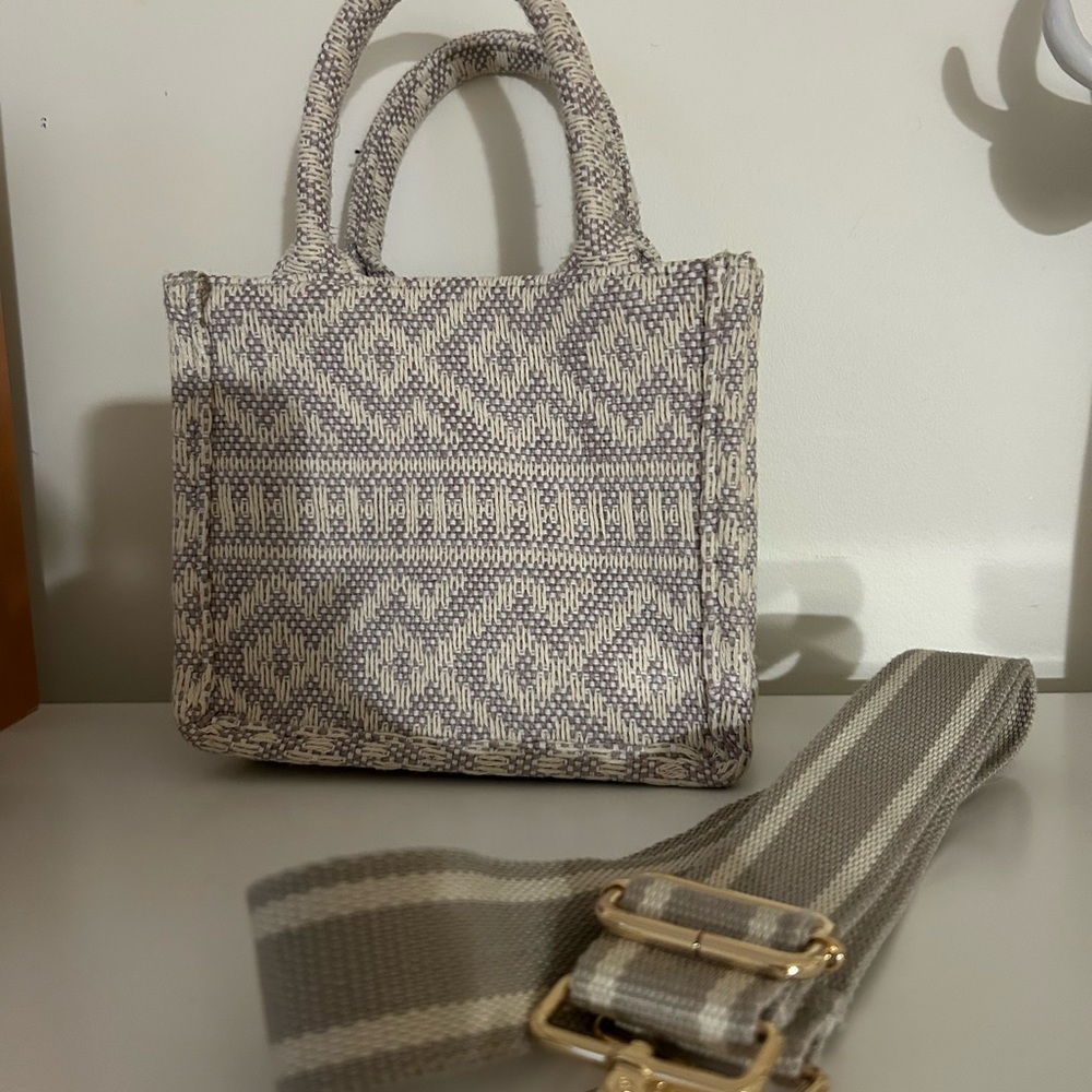 Stylish Gray Patterned Handbag - Picture 3 of 3